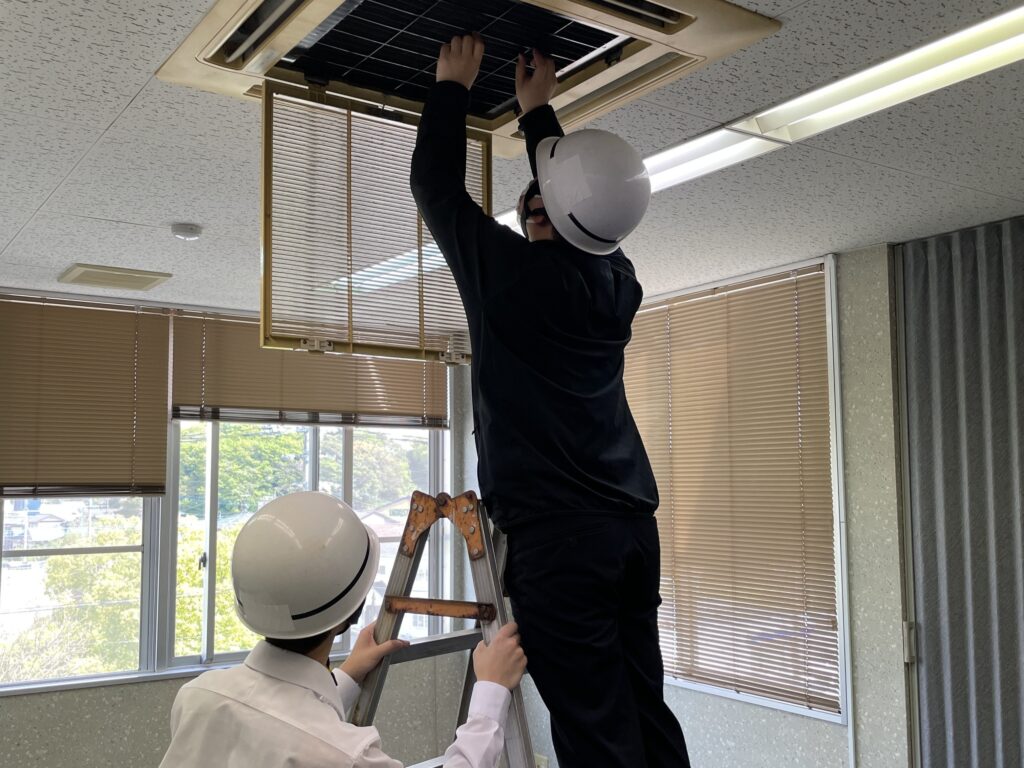 空調メンテナンス作業 写真 コピー